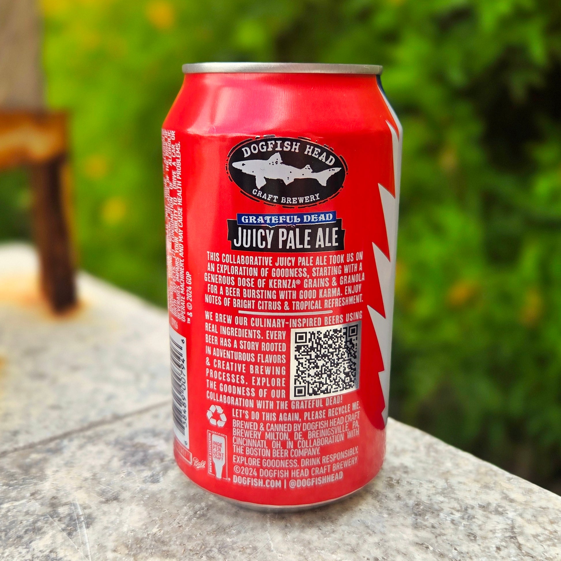 Back of a recycled Dogfish Head beer can candle featuring the Grateful Dead Juicy Pale Ale label. Descriptive text includes citrus and tropical notes, with a QR code above the eco-friendly coconut soy wax.